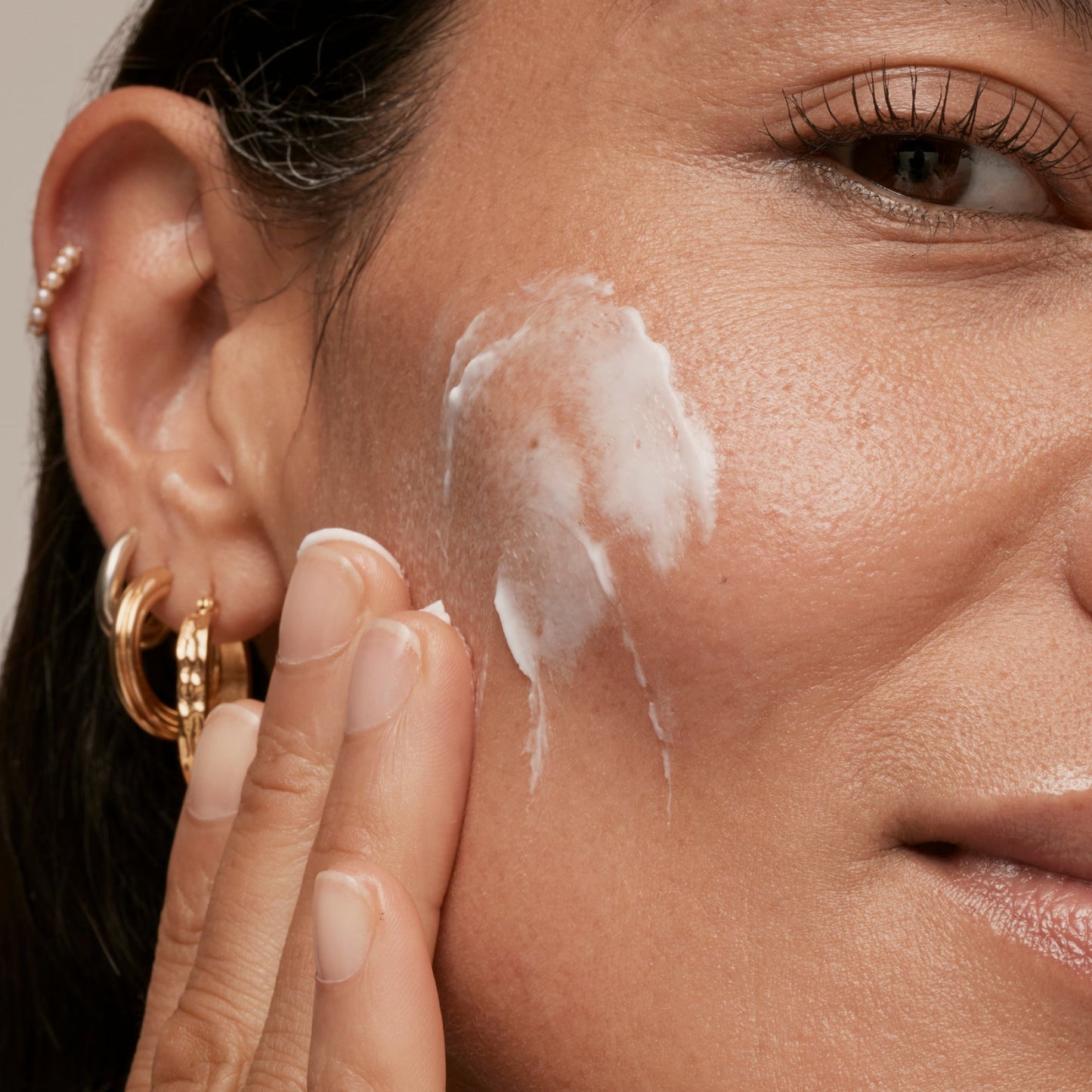 simple-skincare-cleanser-and-ceramide-moisturizer-duo-r8 INKEY_DTC_Bio-ActiveCeramide_Ppage_Model_02_dd0fc443-e441-4e82-ac65-ebe93c1b6365_1.jpg