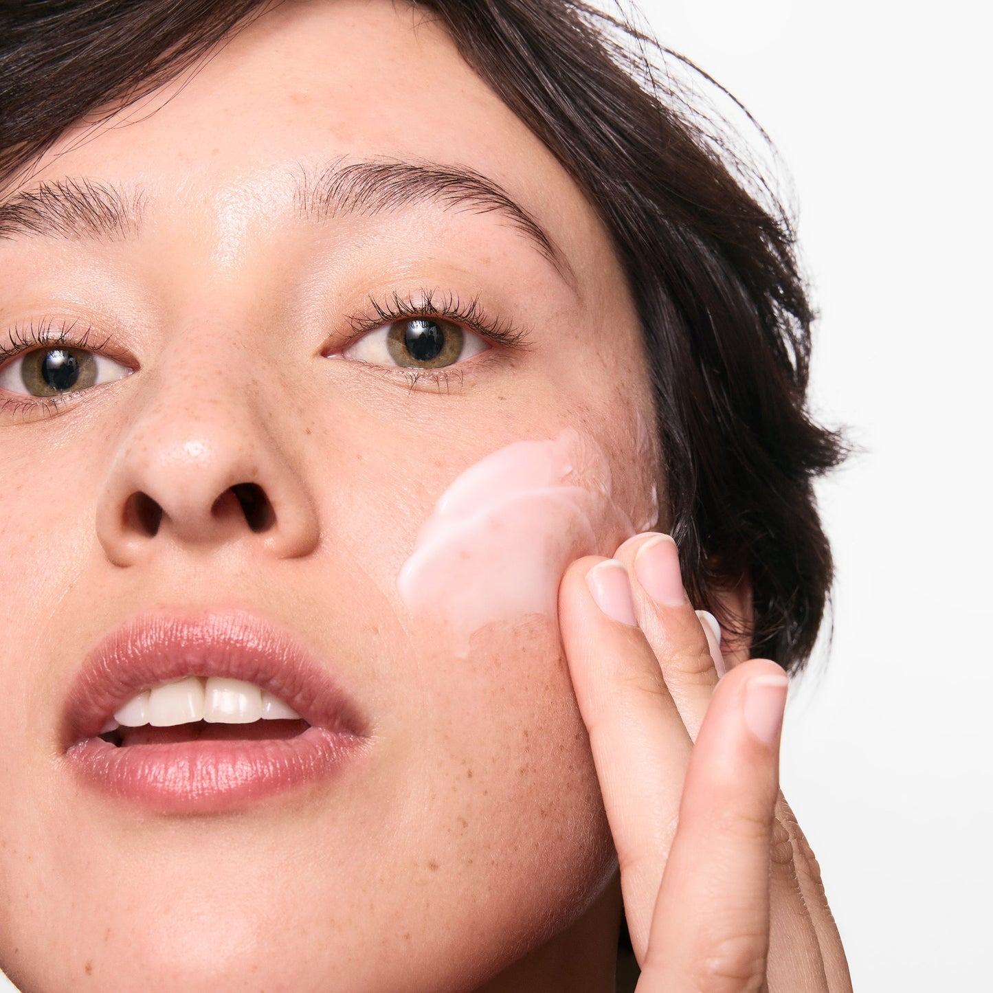 hydrating-cleanser-and-oil-free-moisturizer-duo-q0 01_LYDIA_12_APPLICATION_OMEGA_SUPERSIZE_036_1_8483aad9-c9a3-46f0-b735-539c739306ac.jpg